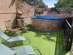 a patio with two chairs and a hot tub at Cortijo de las cañadas in Venta de Mendoza
