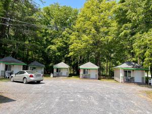 um carro estacionado num parque de estacionamento em frente a alguns edifícios em Countryside Inn Lake George em Lake George