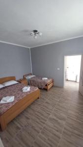 a room with two beds in a room at La Nera in Sasca Română