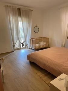 una camera con un letto e una culla di La casa di Michela a Torino di Sangro