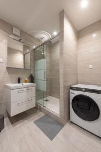 La salle de bains est pourvue d'un lave-linge et d'un lavabo. dans l'établissement Luxury Apartment Slava Ukraini, à Ivano-Frankivsk