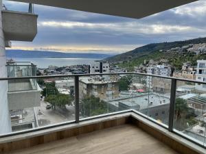 a balcony with a view of a city at חופשה בטבריה בבית ענק ל 8 אנשים גדול וחדש in Tiberias