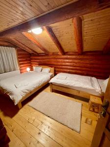 En eller flere senge i et værelse på Cabana Ursu’ Zburator