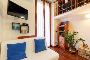 a living room with a white couch with blue pillows at nautilus city in Naples