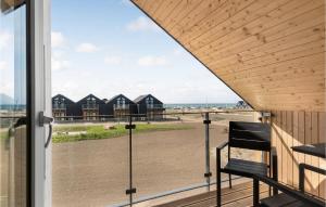 Blick auf den Strand vom Balkon eines Strandhauses in der Unterkunft Kysthusene in Engvang