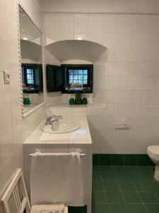 Baño blanco con lavabo y aseo en Real Fundición de Alcora, en Canjáyar