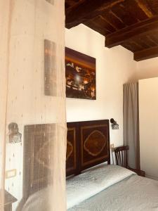 1 dormitorio con 1 cama y una pintura en la pared en Pizzo Casale, en Vico del Gargano