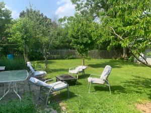 a group of chairs and a table in a yard at Mama Gol in Richmond Hill