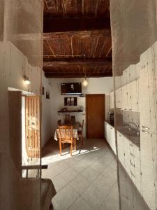 a kitchen and dining room with a table at Pizzo Casale in Vico del Gargano