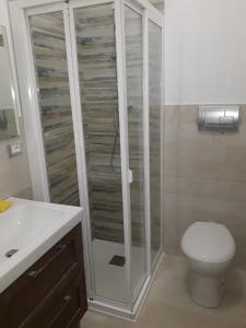 スコペッロにあるPiccola Baiaのバスルーム(シャワー、トイレ、洗面台付)