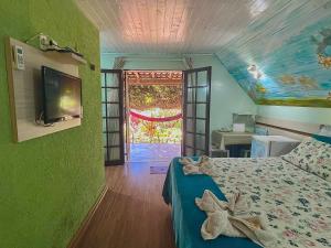 Un dormitorio con una cama con una estrella de mar. en Chalés Praia de Minas, en São Lourenço
