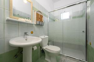 コルフ・タウンにあるHarmony Corfu Apartments & Studiosのバスルーム(トイレ、洗面台、シャワー付)