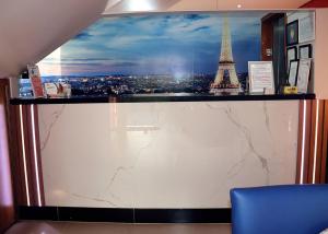 um quarto com uma grande janela com a torre Eiffel em PARIS HOTEL em Barreiras