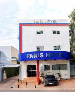 un estacionamiento frente a un hotel paris en PARIS HOTEL, en Barreiras