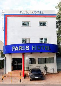 samochód zaparkowany przed hotelem w Paryżu w obiekcie PARIS HOTEL w mieście Barreiras