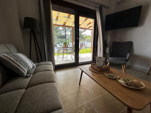 un soggiorno con divano e tavolo di Limoncello Villas a Vourvourou