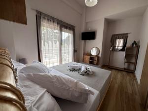 una camera da letto con un letto con due peluche sopra di Limoncello Villas a Vourvourou
