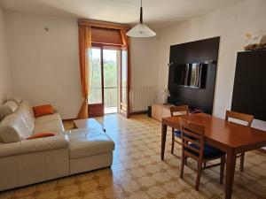 a living room with a couch and a table at Casa vacanze Moretto in Ceglie Messapica