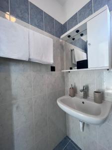 ein Badezimmer mit Waschbecken und Spiegel in der Unterkunft Kosaris Cottage in Zipárion + 35 Fotos