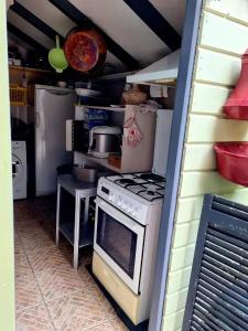 een keuken met een fornuis en apparatuur. bij CHALET 311 KHELUS CLUB in Gujan-Mestras