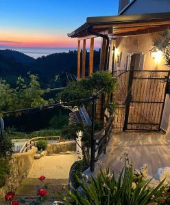 een huis met een balkon met een zonsondergang op de achtergrond bij Marì in Vico del Gargano