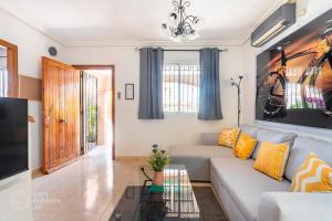 ein Wohnzimmer mit einem Sofa und einem Glastisch in der Unterkunft Velo Villa w/ A/C, free Wi-Fi & Pool near Benidorm in Polop