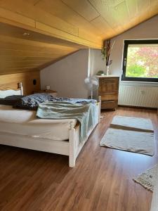 um quarto com uma cama grande e uma janela em Ü Villa Resturlaub OG em Hirschaid