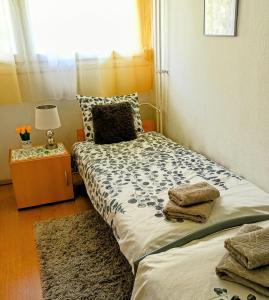 - une petite chambre avec un lit et une fenêtre dans l'établissement Atlantis apartman, à Budapest