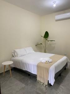 - une chambre avec un lit blanc et une table dans l'établissement Hotel La Isla, à Cunduacán