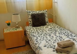 A bed or beds in a room at Atlantis apartman