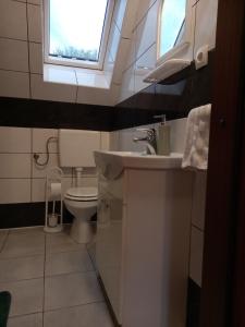 ボヴェツにあるODAIのバスルーム(洗面台付)、窓付きトイレが備わります。