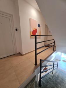 Cette chambre est dotée d'un escalier et d'une peinture murale. dans l'établissement Lagom-VODICE, à Vodice