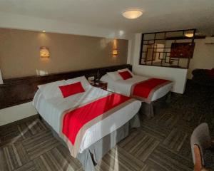 Postel nebo postele na pokoji v ubytování Ramada Plaza by Wyndham Leon + 37 fotografií