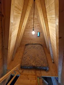 - une vue de tête sur un lit dans une maison en bois dans l'établissement The view D, à Bijelo Polje