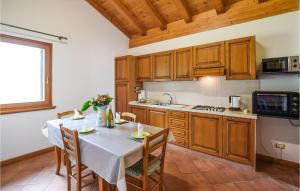 een keuken met een tafel met een witte tafeldoek bij Beautiful Apartment In Lamon With Wifi in Lamon