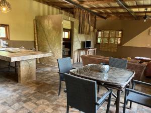 Villas Adriana, Palenque في بالينكو: مطبخ وغرفة معيشة مع طاولة وكراسي