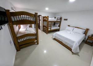 Giường trong phòng chung tại Sleep Well