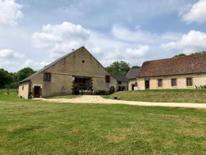 een grote schuur met een grasveld ervoor bij Tente bivouac Élevage Girbal in La Chapelotte