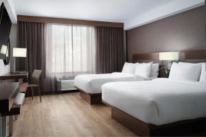 Cette chambre comprend deux lits et un bureau. dans l'établissement AC Hotel by Marriott Frisco Colorado, à Frisco
