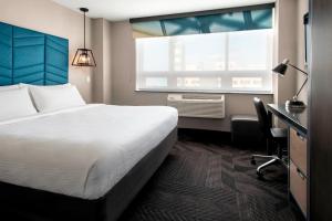um quarto de hotel com uma cama e uma janela em Four Points by Sheraton Manhattan SoHo Village em Nova York