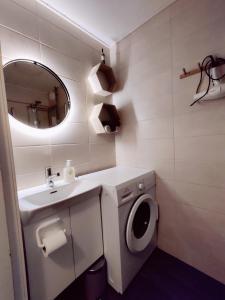 La salle de bains est pourvue d'un lavabo, de toilettes et d'un miroir. dans l'établissement Viihtyisä yksiö keskustan sykkeessä, à Kouvola