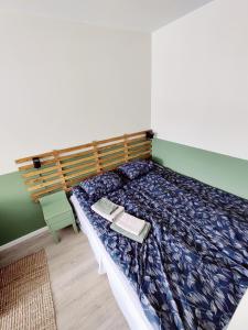 ein Schlafzimmer mit einem Bett mit zwei Büchern darauf in der Unterkunft Viihtyisä yksiö keskustan sykkeessä in Kouvola