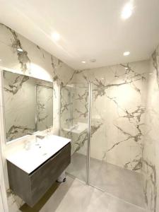 y baño blanco con lavabo y ducha. en T3 de 73 m2 , garage , vue montagnes et château, en Annecy