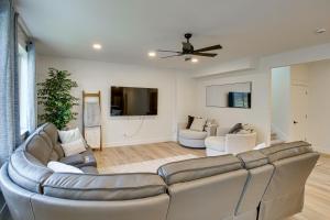 TV a/nebo společenská místnost v ubytování Garden City Vacation Rental Walk to Bear Lake