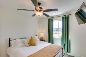 Postel nebo postele na pokoji v ubytování Garden City Vacation Rental Walk to Bear Lake + 53 fotografií