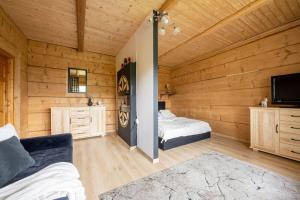 Televízia a/alebo spoločenská miestnosť v ubytovaní Hacienda Domek Bliźniaczy z Widokiem na Tatry
