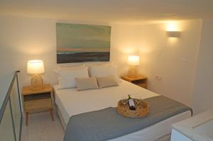 - une chambre avec un lit et un panier dans l'établissement Modern Loft Syros, à Áno Sýros