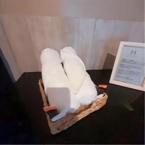 ein Korb mit weißen Handtüchern auf einem Tisch in der Unterkunft Hotel La Terminal in San Miguel de Tucumán