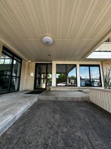 un edificio vacío con ventanas de cristal y techo en Valued Stay Aloha, en Madison