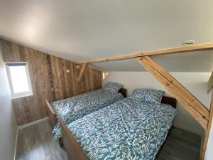 a small bedroom with a bed in a tiny house at Chalet Charmant rénové au bord du Lac St Point in Montperreux